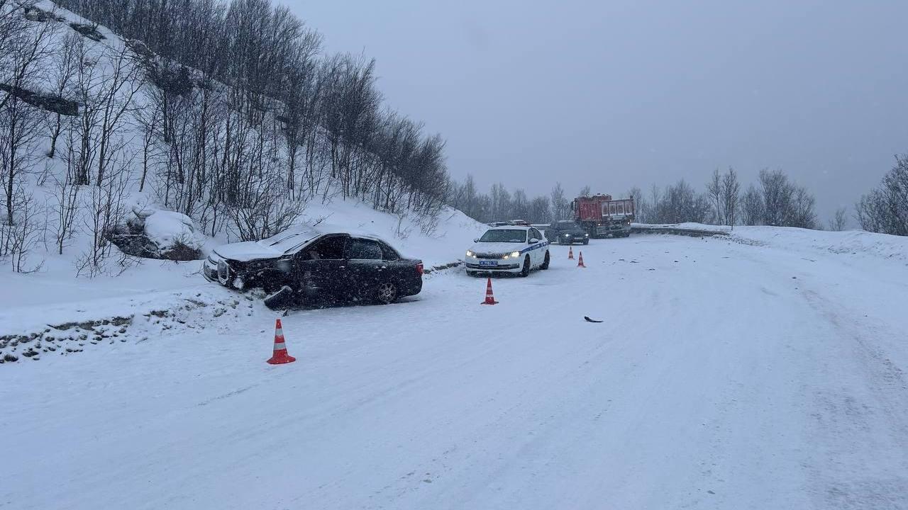 Водитель &quot;Лады&quot; пострадал в результате столкновения с КамАЗом на дороге Мишуково — Снежногорск